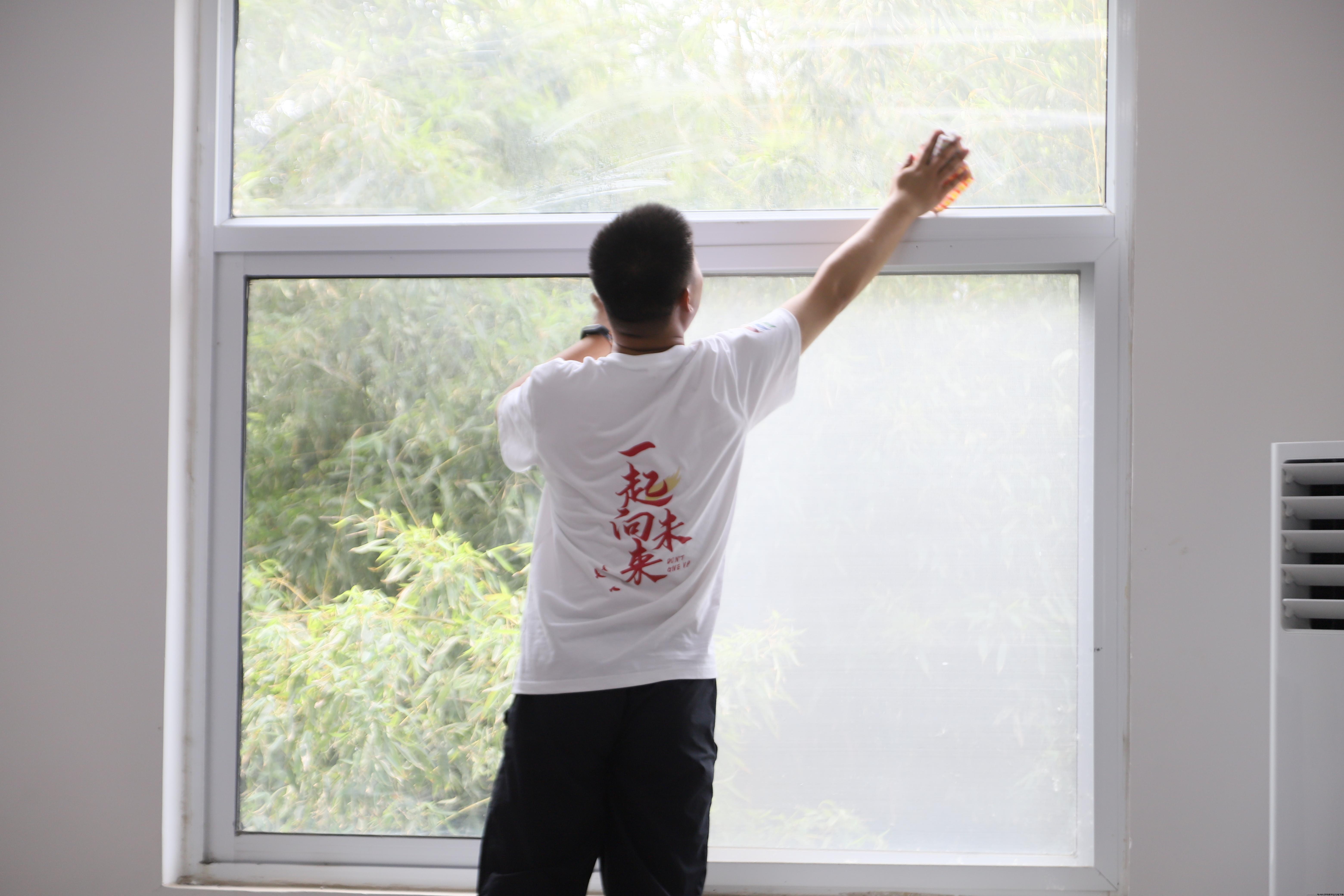 志愿者在实践基地打扫卫生