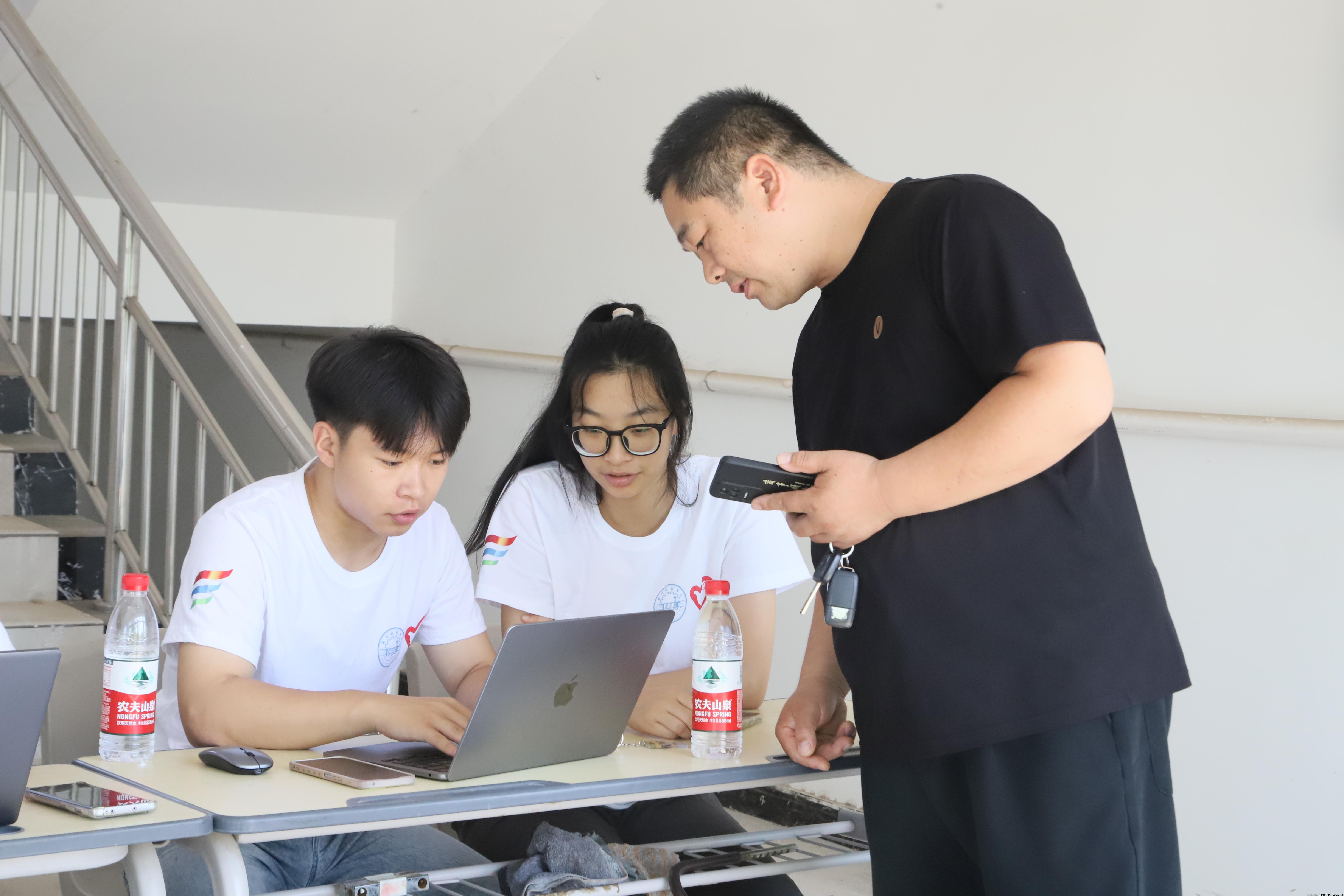 迎接家长和小朋友报名