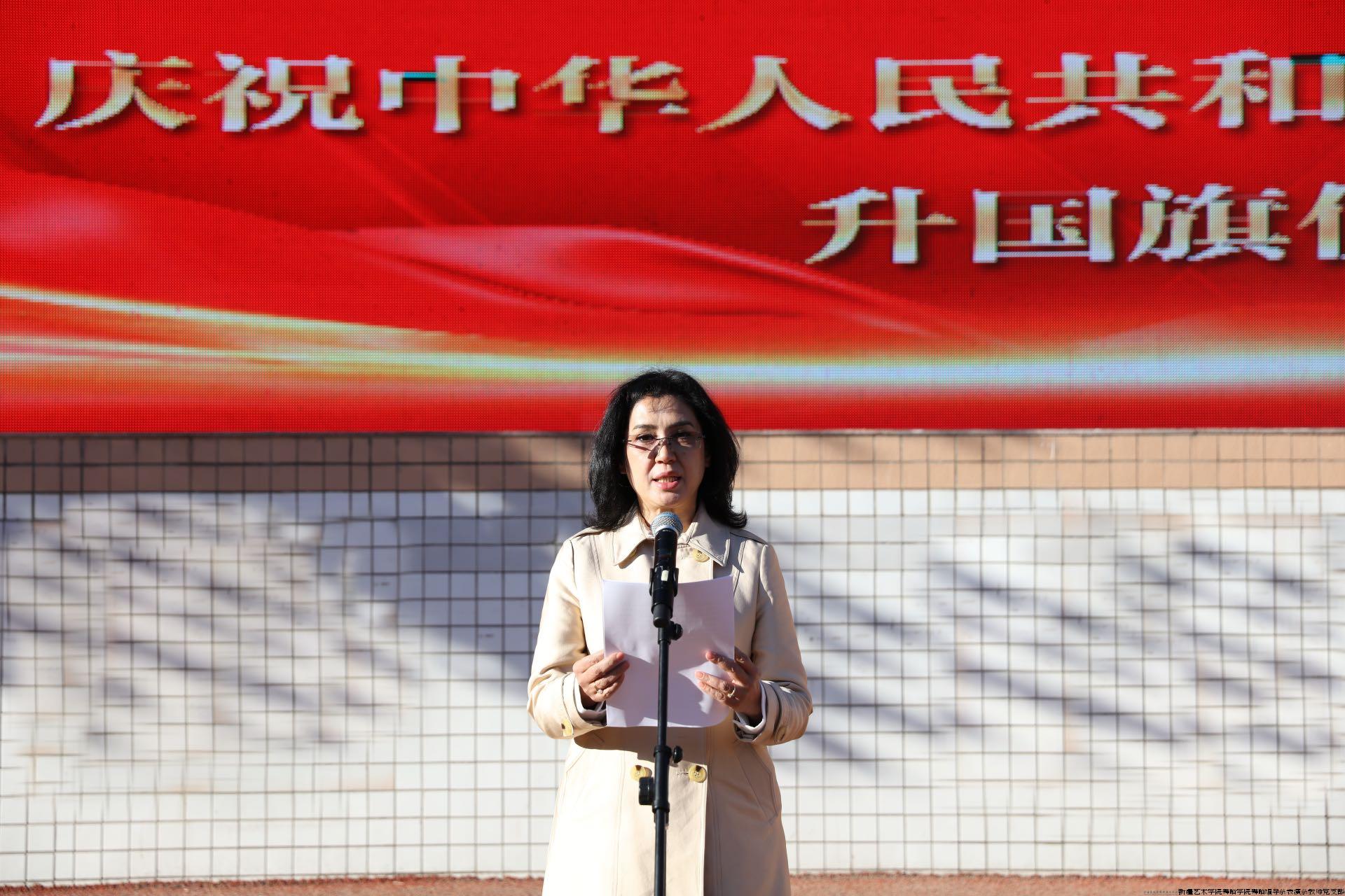 木亚赛尔·托乎提副院长在团结校区升旗仪式上讲话.jpg