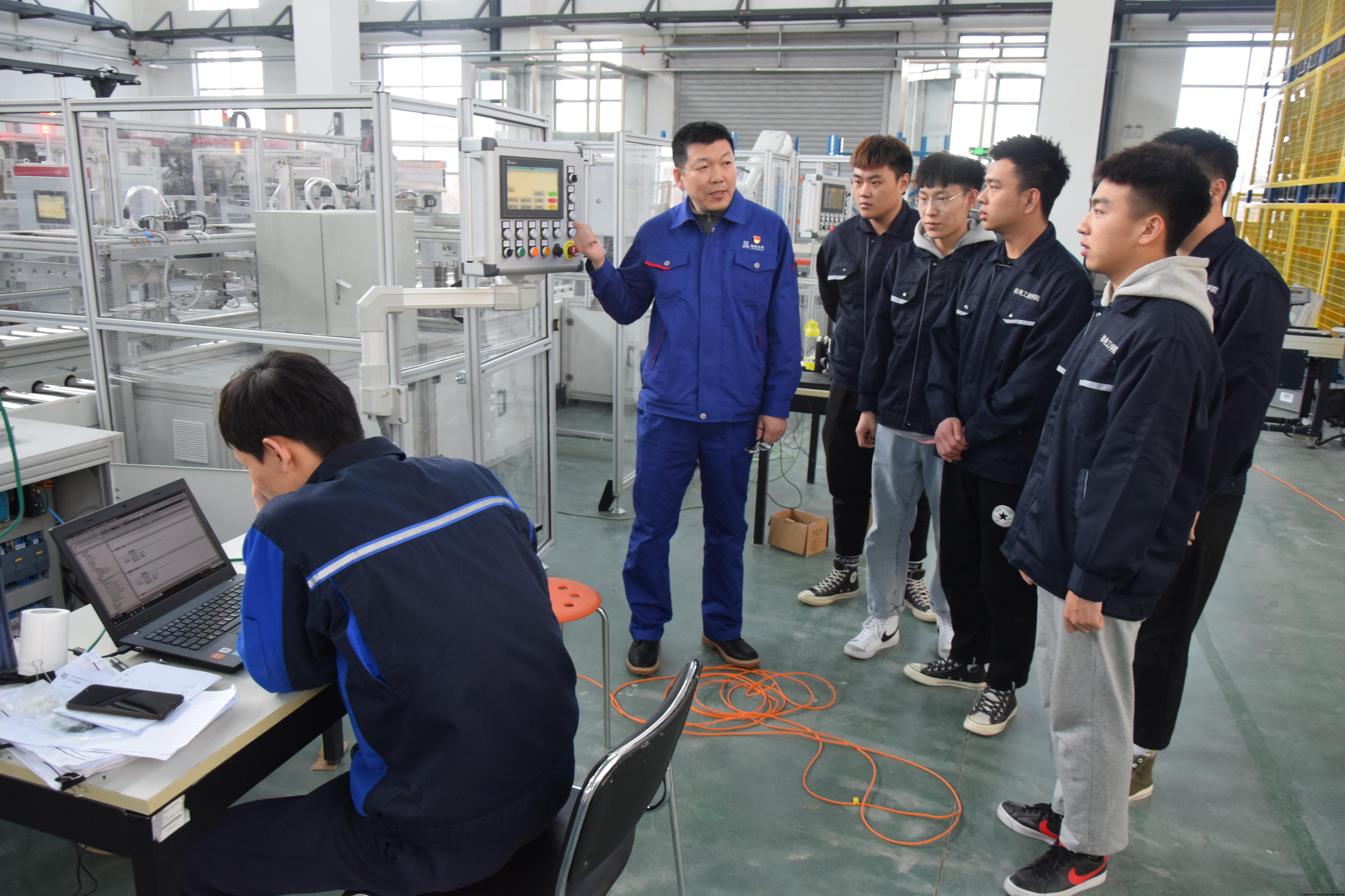 图片4-技能大师指导学生实践.jpg
