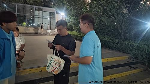 志愿者为居民发放宣传材料.jpg
