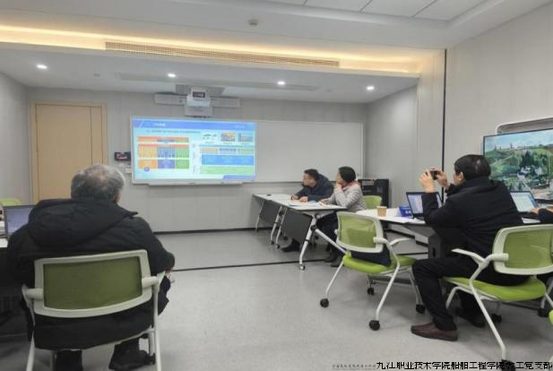 图6 专业群团队与全国高校协作共同体交流.png