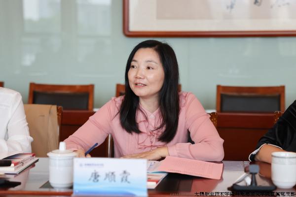 南京大学出版社第四编辑部副主任唐顺霞主持会议.jpg