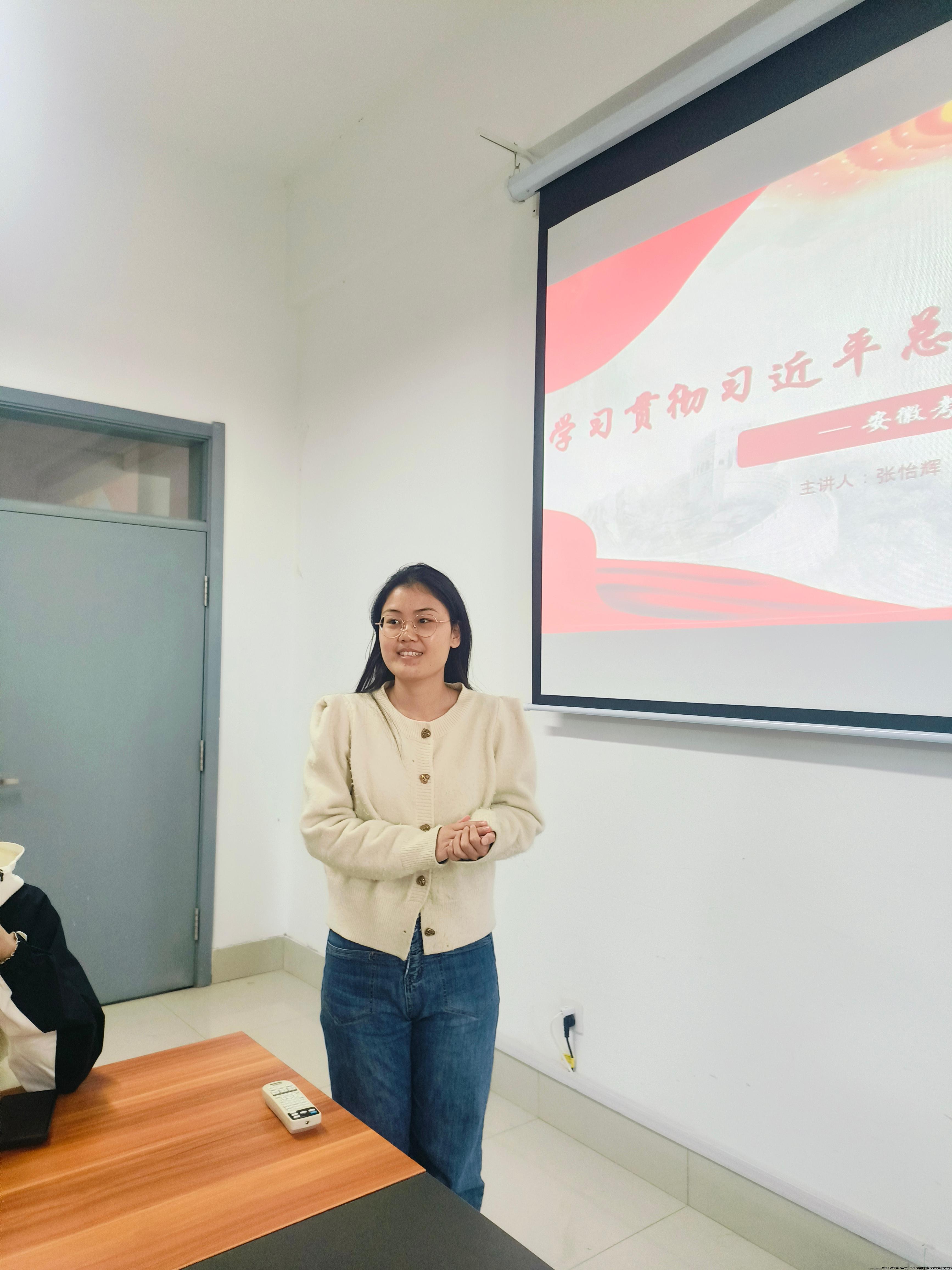 张怡辉讲党课 (2).jpg 张怡辉讲党课 (2).jpg