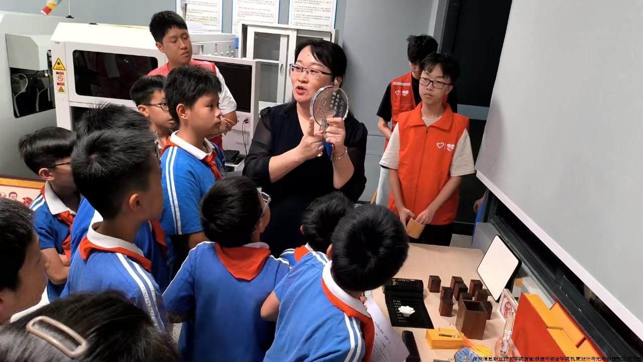 徐晓梅老师在智能光电制造技术专业激光加工实训室向同学们展示激光内雕特色作品并详细介绍加工原理
